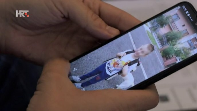 Grad Slavonski Brod nakon fotografije dječaka koji plače ispod škole