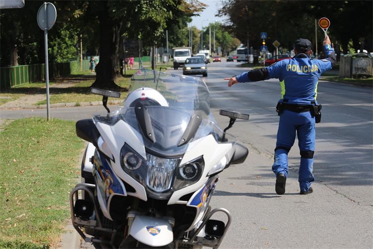 Pijan u automobilu bježao policiji, udario u ogradu, nije imao vozačku. Dobio je zatvor i masnu kaznu