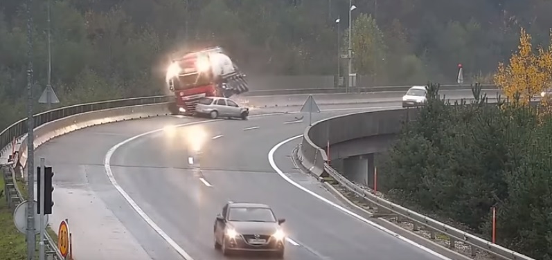 VIDEO Jeziva nesreća, šleper cisterna izbjegavao Corsu i pao s viadukta