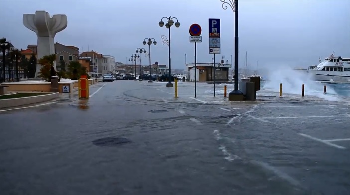 VIDEO Jako jugo stvara probleme: Poplavile rive, pijavica prošla Zadrom