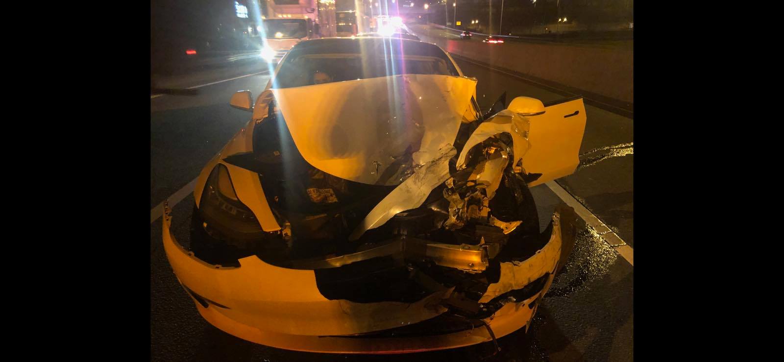FOTO Teslin Model 3 opet izazvao nesreću na autopilotu: Zabio se u policijsko pa nakon toga i pokvareno vozilo