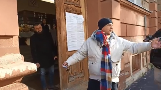 VIDEO Pričekao Milanovića na vratima birališta: Ne može mene nitko maknut, komunjara da me makne. Laže vas sviju. Šta je, šta se ti javljaš?