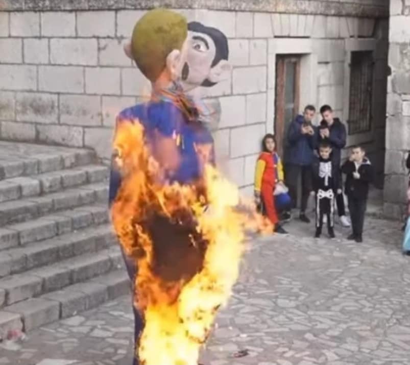 Psihijatar o spaljivanju Nakaradne obitelji s djetetom Nenadom Stazićem: Ono što smiju ljevičari kroz umjetnost, ne smije narod kroz satiru