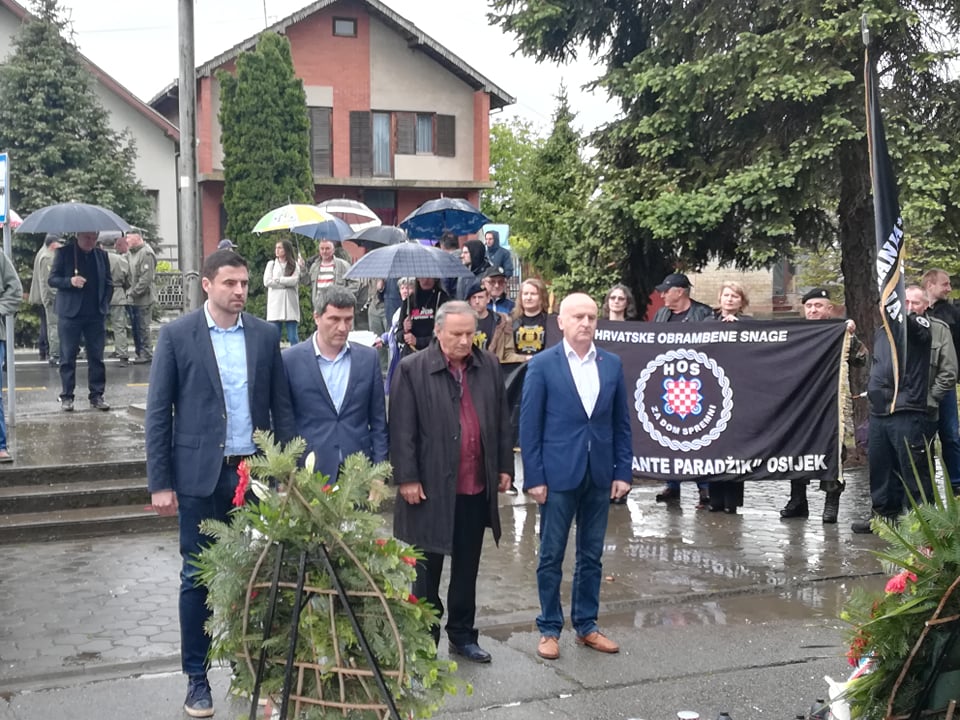 FOTO Bernardiću i SDP-ovcima u Borovu nije smetala zastava, odali su počast masakriranim redarstvenicima