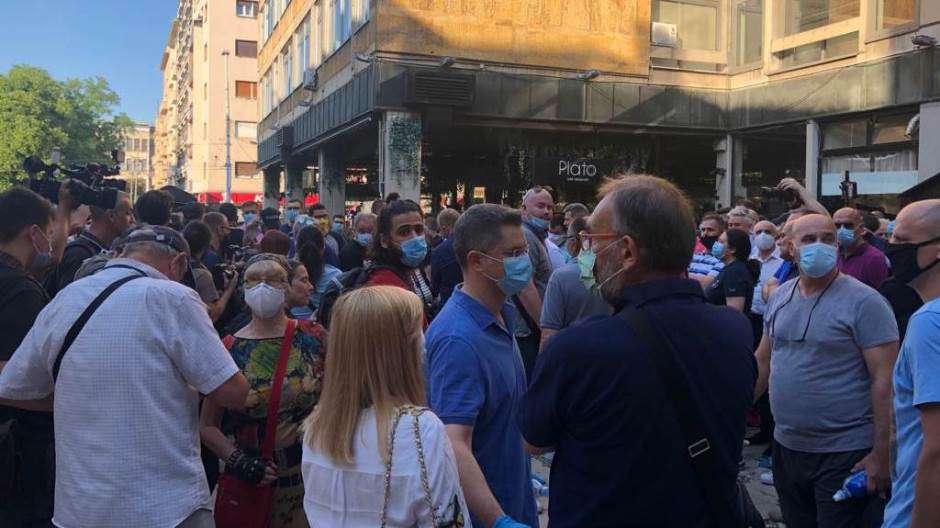 Srbijanski žandari brutalno rastjerali prosvjednike protiv Vučića, mlatili i novinare