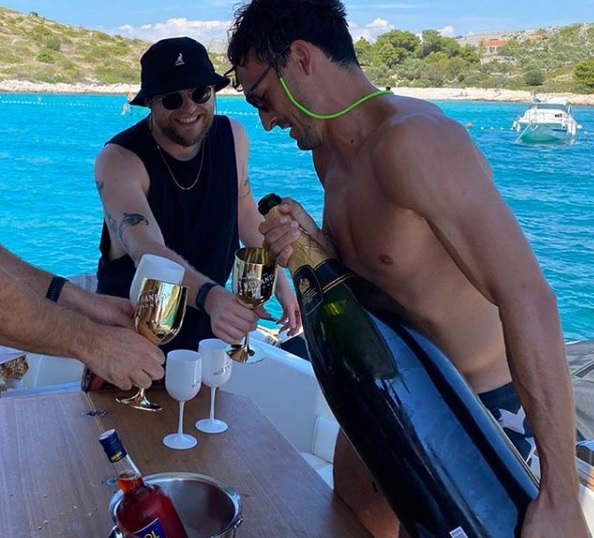 Hummels uživa na Jadranu: Na jahti točio ogromni šampanjac
