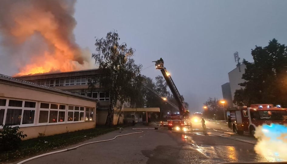 VIDEO Lokaliziran požar u OŠ Mate Lovraka na Klaki u Dubravi, jedan vatrogasac ozlijeđen