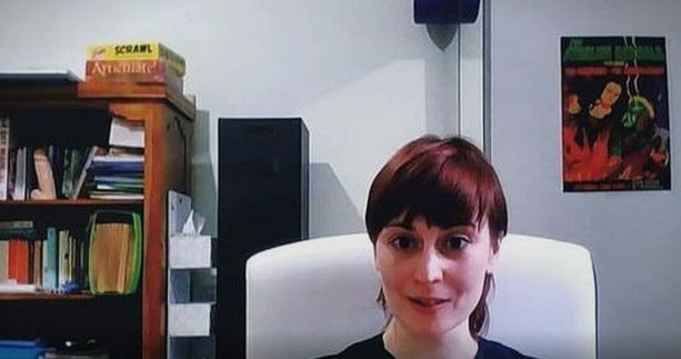 U javljanju za javnu televiziju slučajno pokazala ogromnu intimnu igračku pa postala hit na internetu