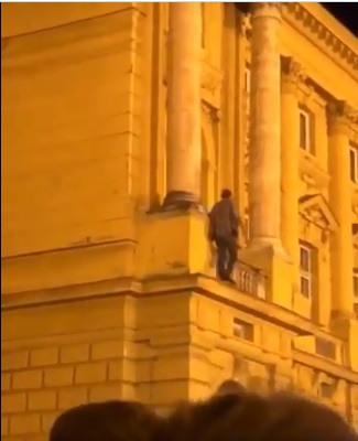 VIDEO Igra sa životom: Skakao po izbočinama na zgradi HNK