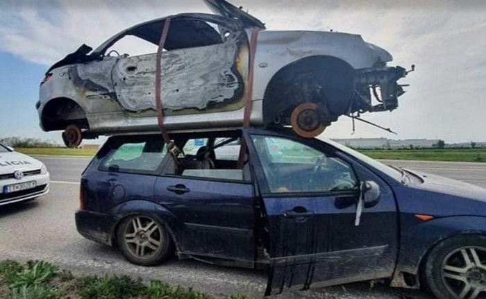 Na krovu Forda vozili Peugeot, policajci ih odmah zaustavili: Ne razumijemo, u čemu je problem?