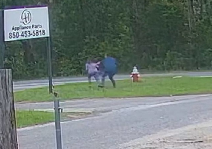 VIDEO Seksualni manijak pokušao oteti curicu dok je čekala školski autobus