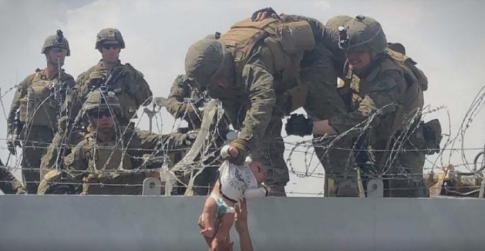 VIDEO Potresna snimka iz Kabula, marinac podiže bebu iznad žičane ograde: Roditelj ih je zamolio da čuvaju dijete jer je bolesno