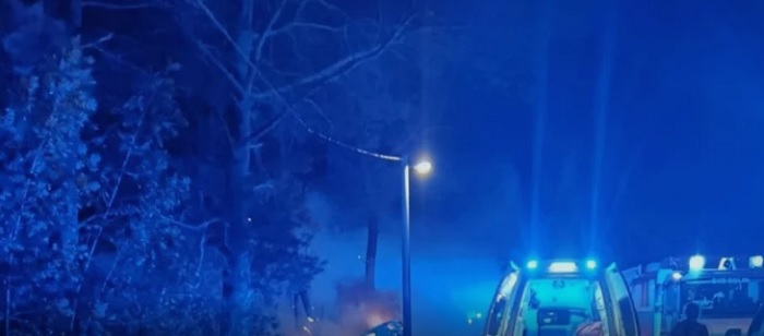 Pet mladića zabilo se autom u stup: Vozilo potpuno izgorjelo, svi su ozlijeđeni, troje teško