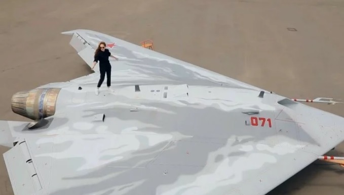 VIDEO “Lovac” je postao još opasniji i još skrovitiji: Rusi predstavili modificirani Suhoj S-70 Okhotnik
