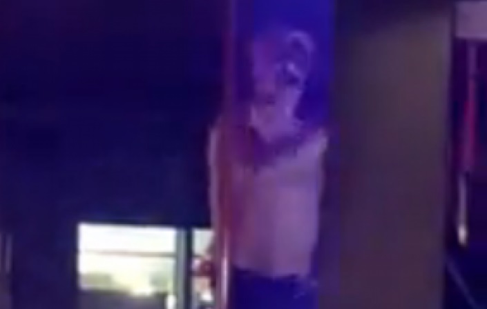 VIDEO Novi show Zdravka Mamića: Gol do gaća na šanku pjevao Grašu i Đurđevdan…