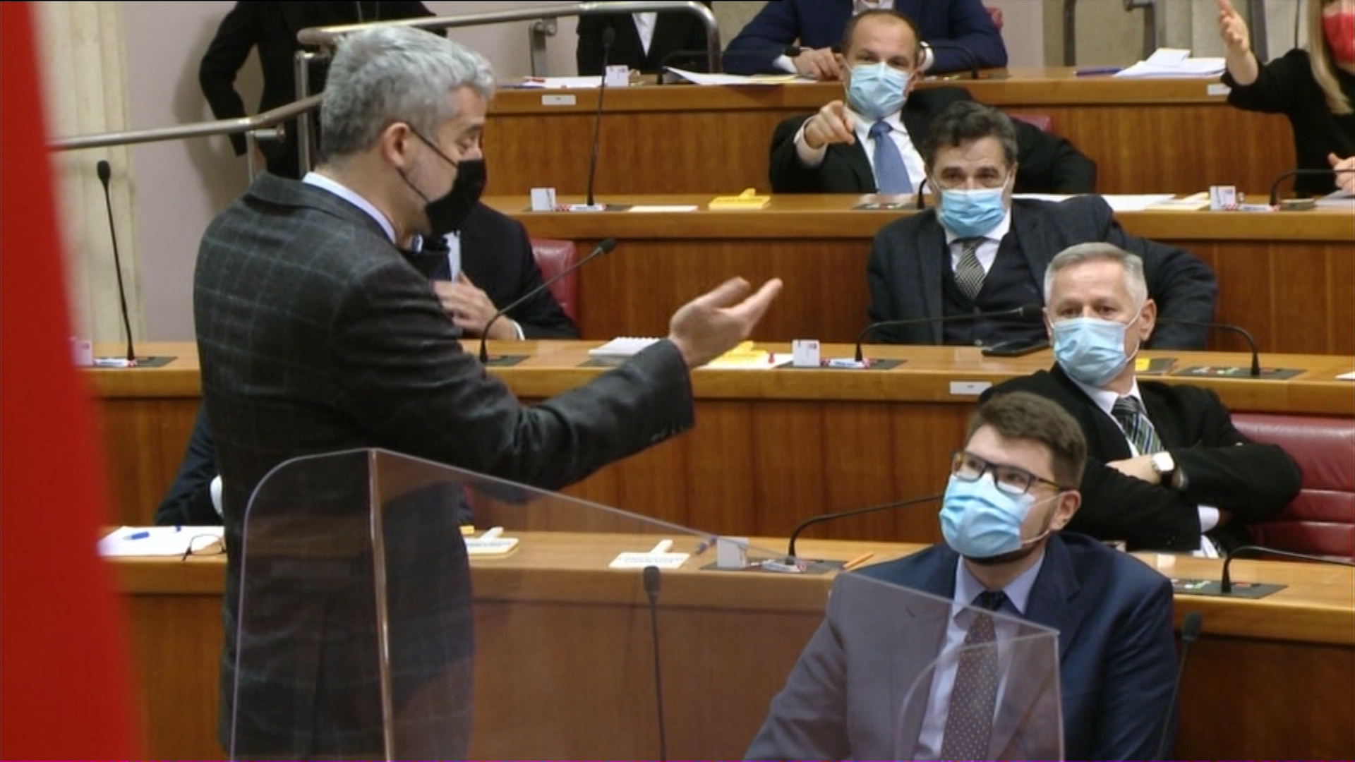 VIDEO Žestoki obračun Raspudić-Grbin: “Ovakvom uličnom ponašanju tih koronaprofitera i prodavača magle nije mjesto u Hrvatskom saboru”
