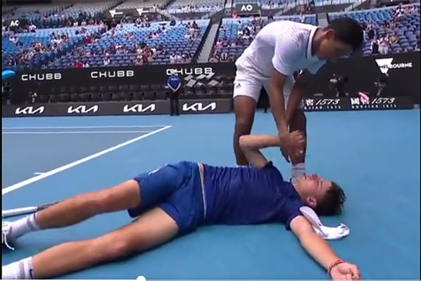 Šokantne scene na Australian Openu; mladi se tenisač srušio u finalu, liječnici su ga s terena iznijeli u kolicima