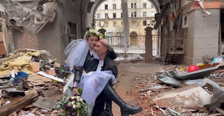 VIDEO Ukrajinski par se vjenčao i napravio svadbene fotografije usred ruševina Harkiva