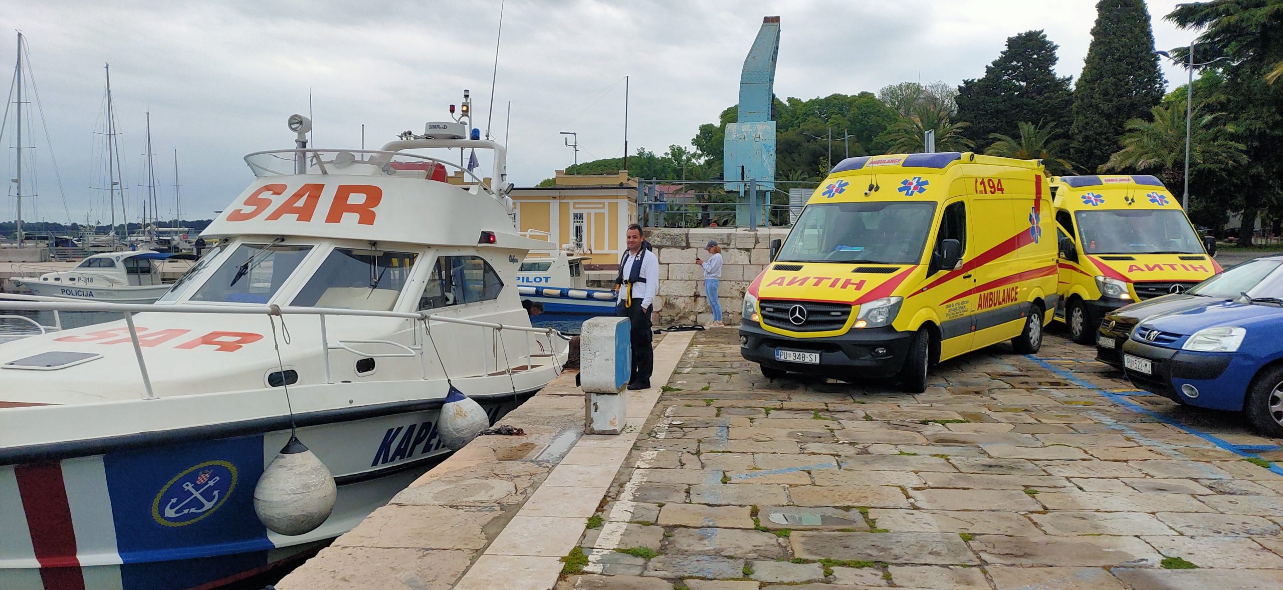 Spašeno pet osoba s prevrnute jedrilice, 17 nautičkih milja od Pule