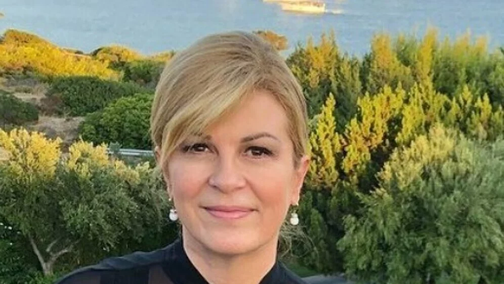 Bivša predsjednica javila se nakon nekog vremena pa pozirala s kolegama, pratitelji joj se ne prestaju diviti!