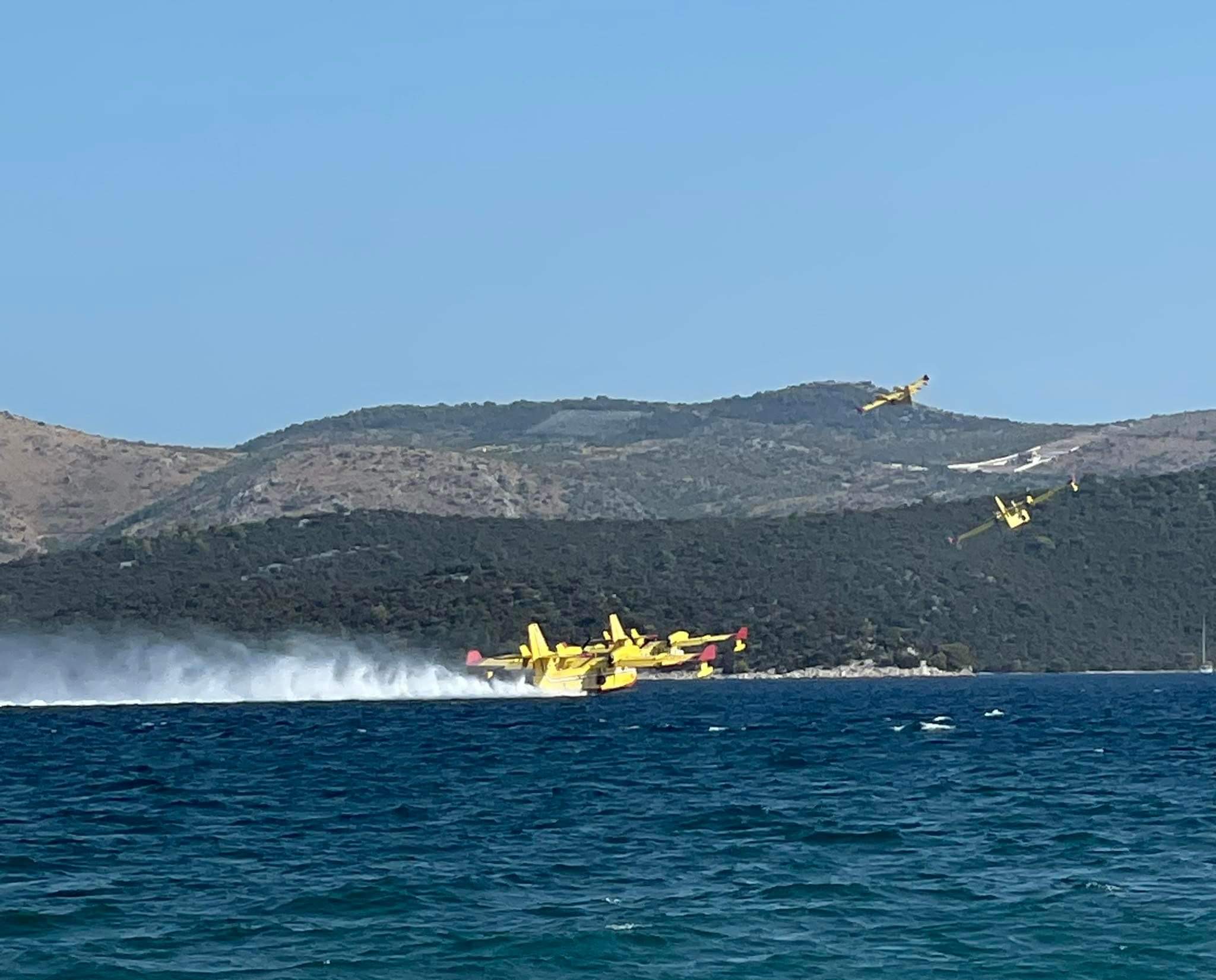 VIDEO, FOTO Požar kod Vrpolja pod nadzorom, policija privela jednu osobu zbog sumnji u podmetanje