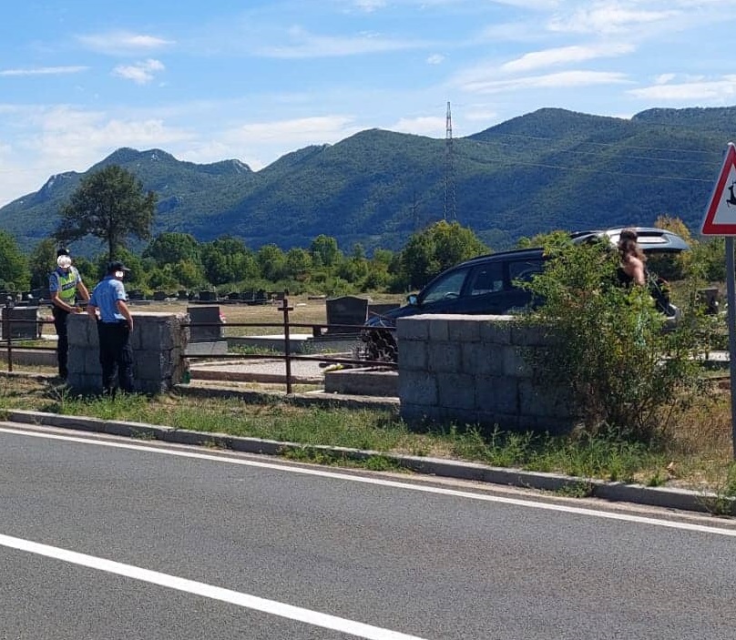 Kod Gračaca vozač (75) sletio na groblje: Pokosio je spomenike