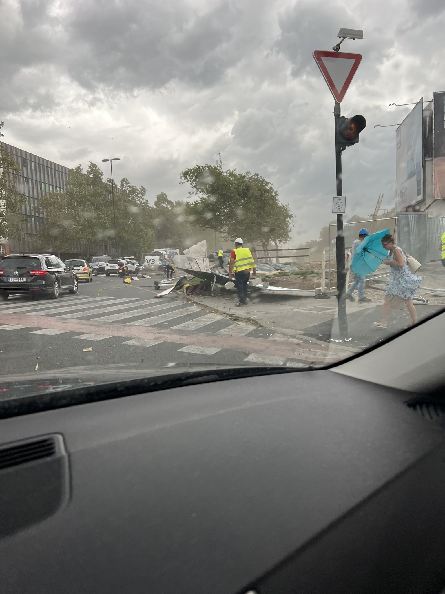 FOTO, VIDEO Snažno nevrijeme poharalo Ljubljanu, vjetar prelazio 100 km/h