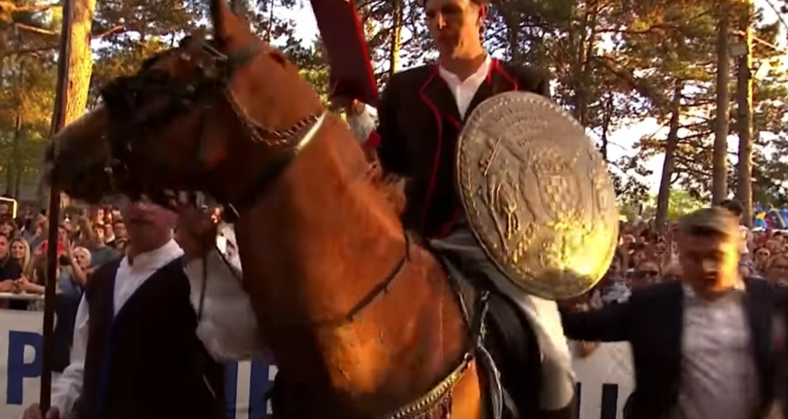 VIDEO Milanovića “napao” konj Zen, moralo je reagirati osiguranje