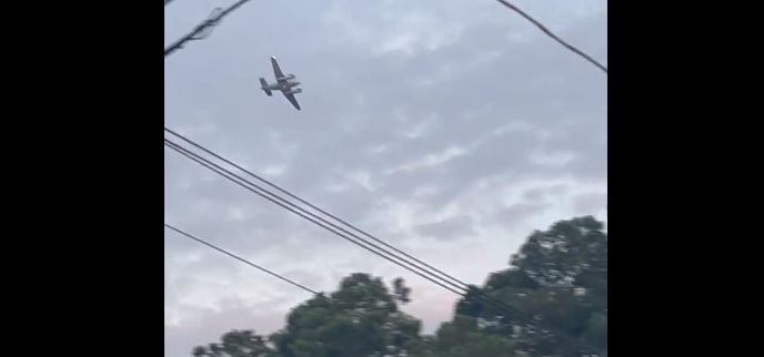 VIDEO Pilot koji je prijetio da će se zabiti u trgovački centar sletio u polje