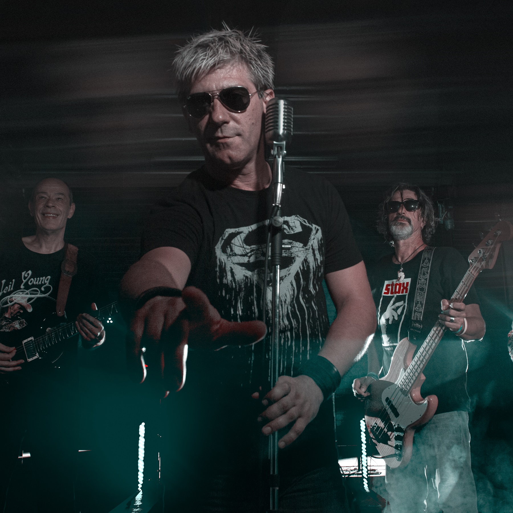 VIDEO Daleka obala: Legendarni hitovi u Tvornici kulture