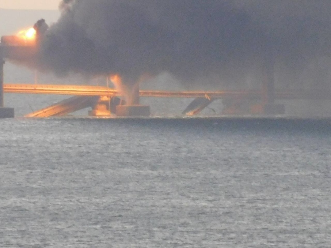 FOTO, VIDEO Ukrajinske zračne snage: Uništen cestovni dio Krimskog mosta, promet potpuno obustavljen