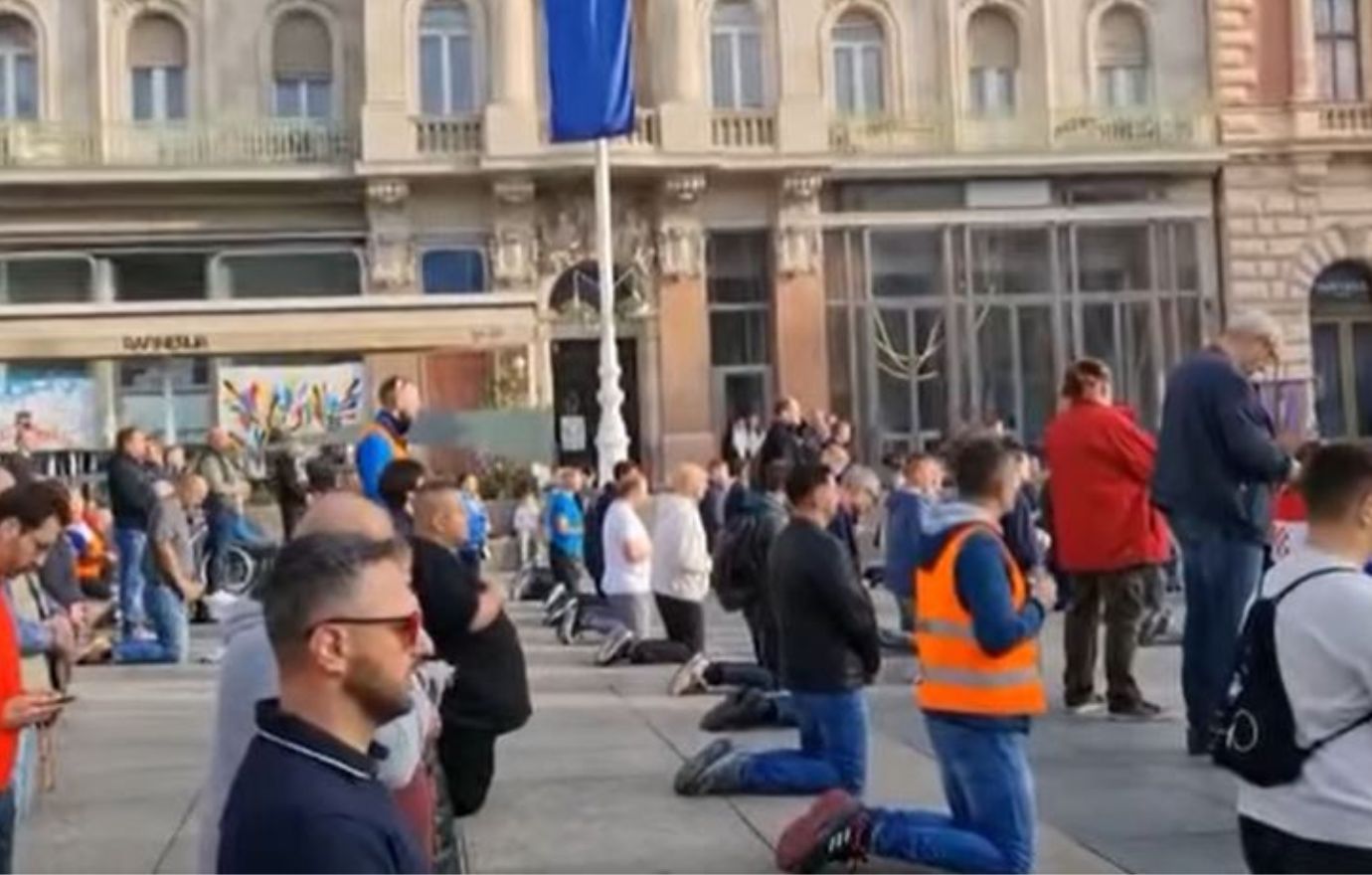 VIDEO Muškarci klečali i molili na Trgu bana Josipa Jelačića