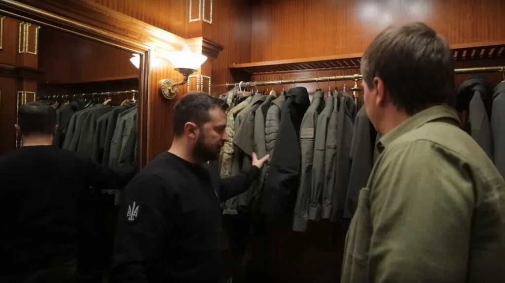 Zelenskij otkrio kako izgleda njegov ‘bunker‘: ‘Evo ovdje živim. Ovo je moja spavaća soba, a ovo odijelo čeka pobjedu‘
