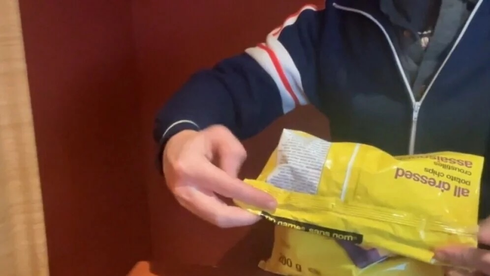 VIDEO Dosta vam je ustajalog čipsa? Pokazao jednostavan trik za zatvaranje vrećice bez rekvizita