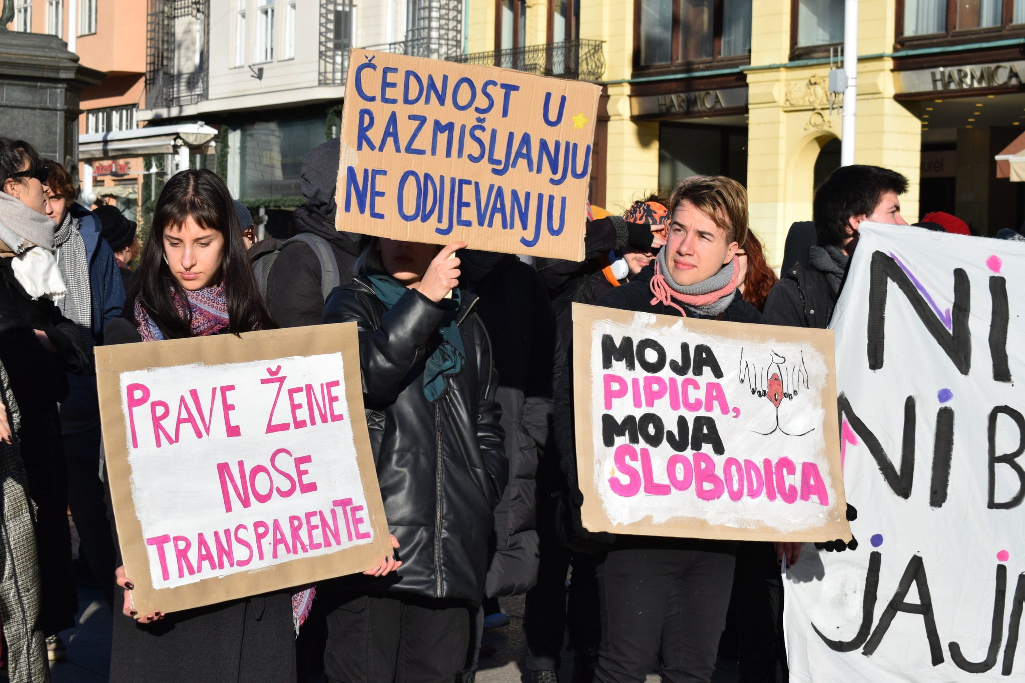 FOTO Muškarci molili na Trgu bana Jelačića, ljevičari i ljevičarke prosvjedovali: Moja pipica, moja slobodica