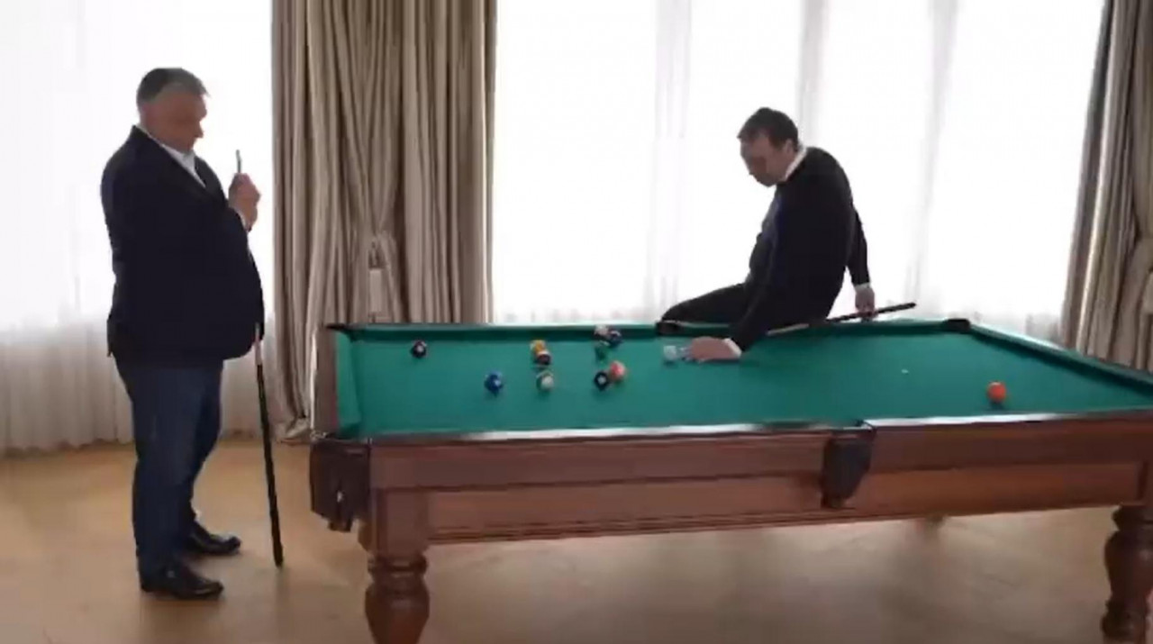 VIDEO Orbán i Vučić igrali partiju bilijara, Vučić uzeo štap, pokušao trik, a onda se propisno osramotio: ‘Gubi sve…‘