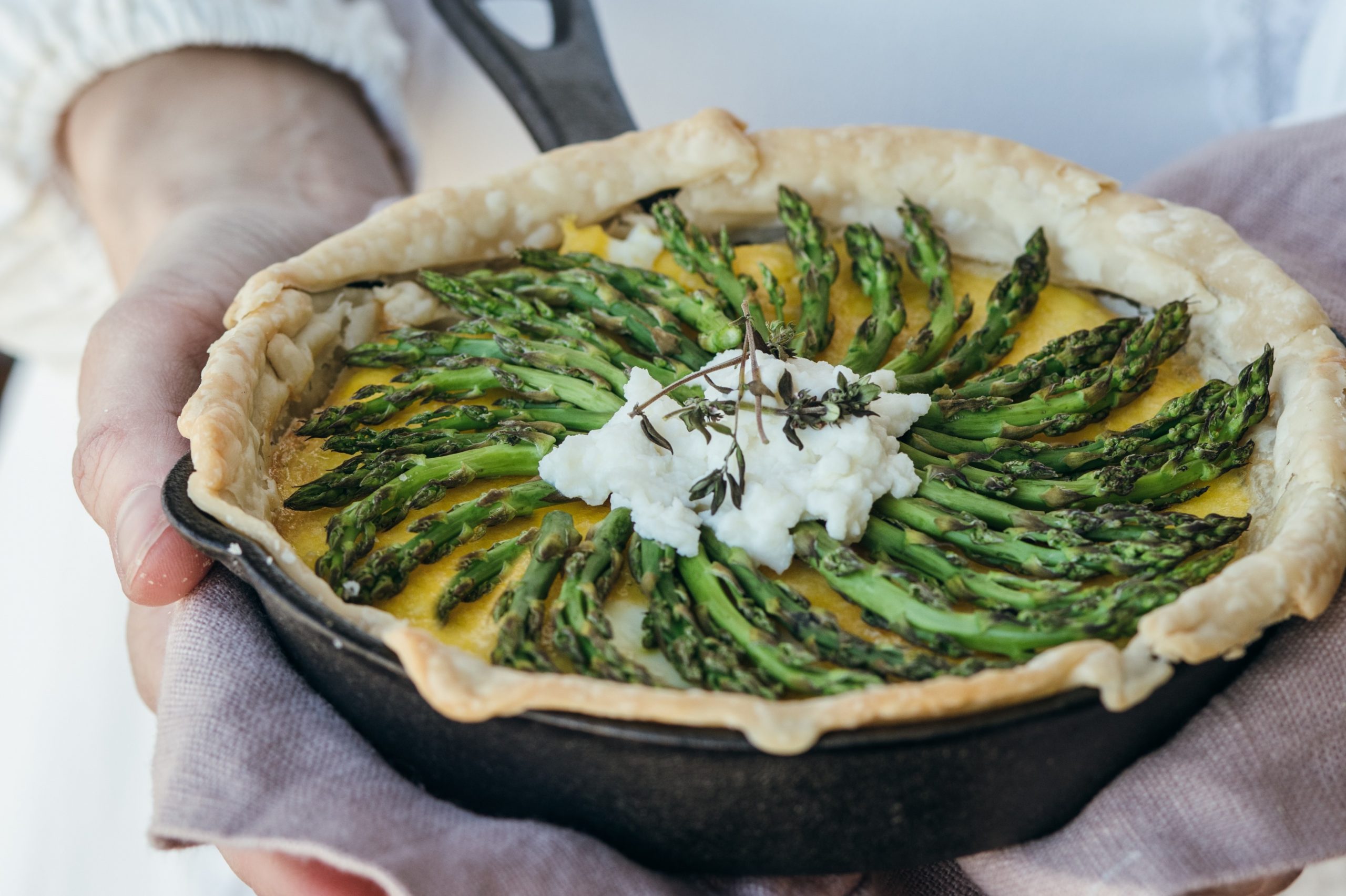 Recept: Krumpir, šparoge, sir i vrhnje u fantastičnoj slanoj piti