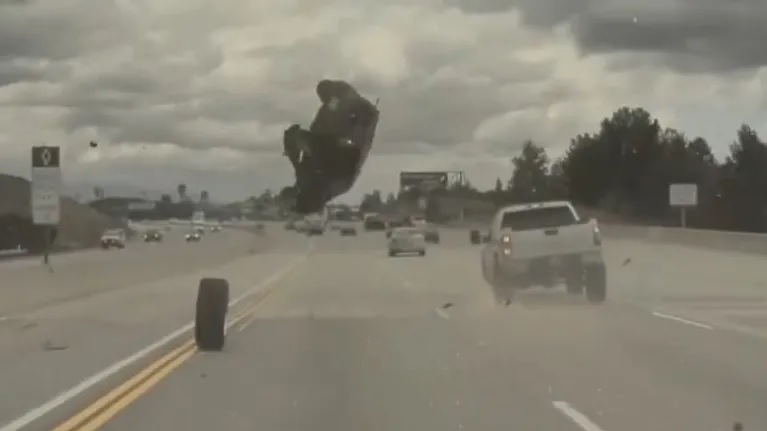 VIDEO Ovakvu nesreću još nismo vidjeli: Autom se zaletio na autocesti, a nećete vjerovati što ga je onda lansiralo tri metra u zrak