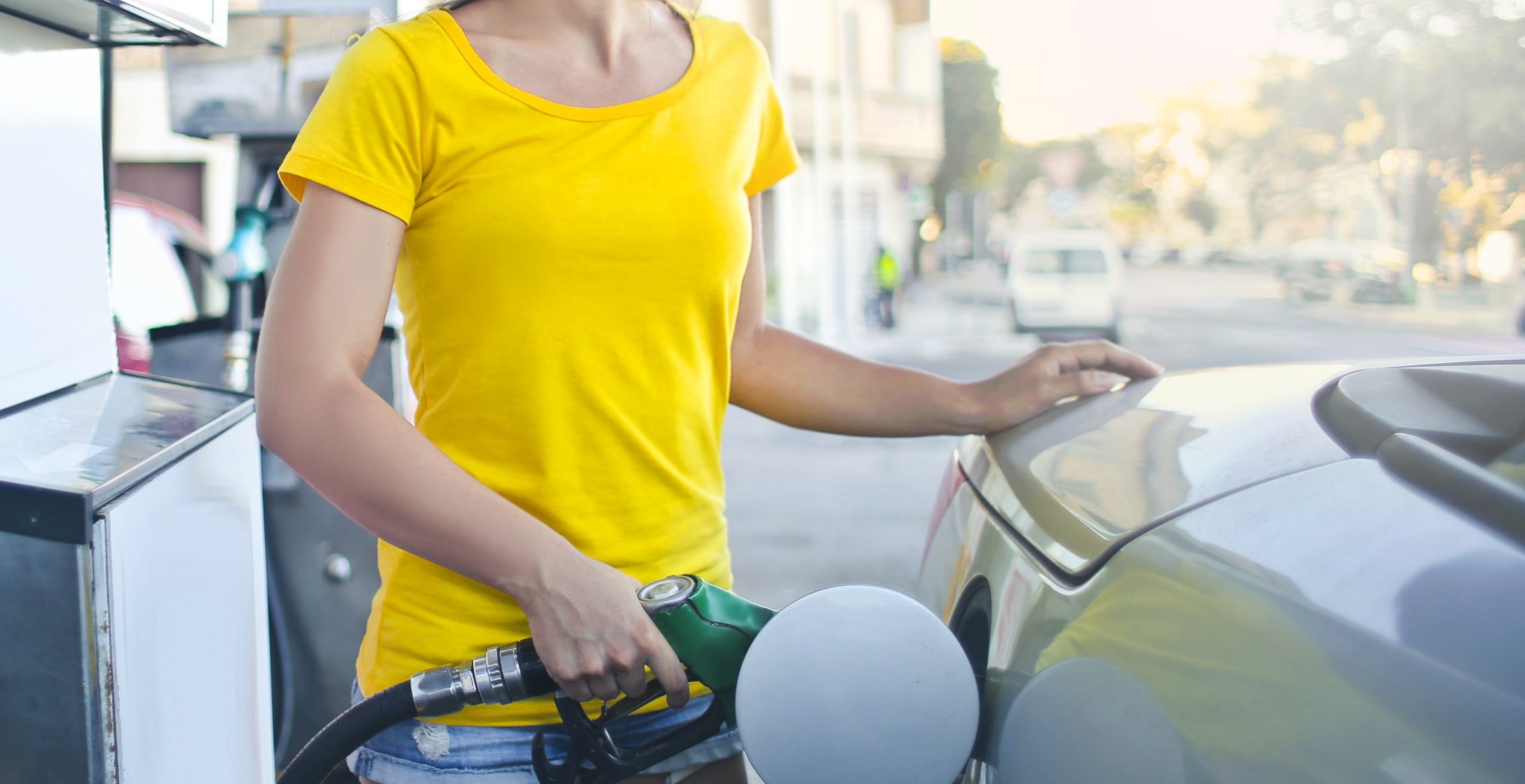 Vozač tužio INA-u: ‘Plavokosa Matea mi je natočila krivo gorivo u automobil, nakon par km počeo je trokirati…‘