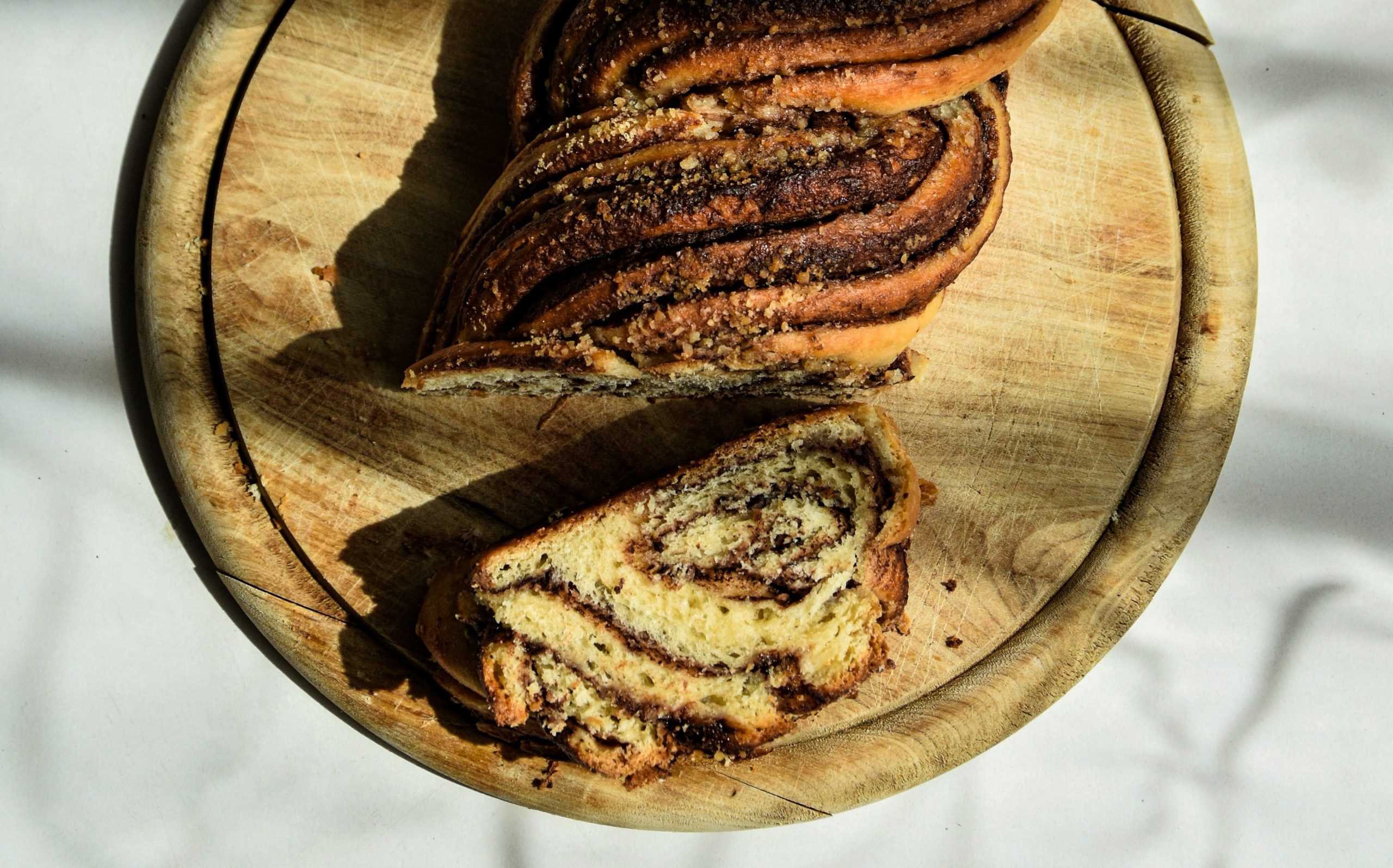 Recept: Slatka pletenica s kandiranim voćem, pistacijama i orasima