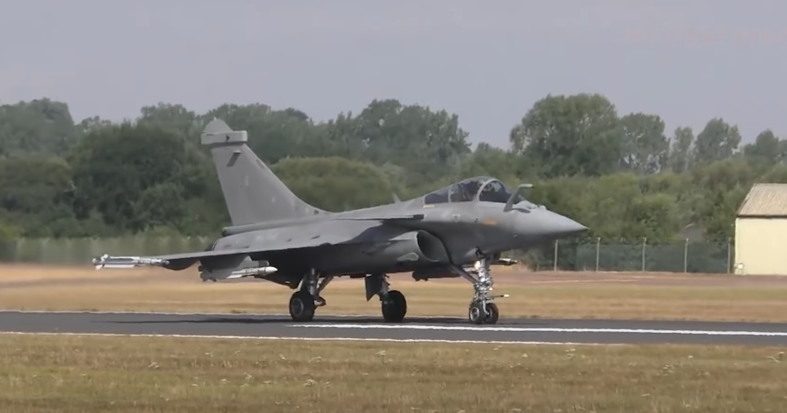 Je li prvi čovjek Vojske Srbije špijunirao naše pilote na obuci ili je i on došao dogovoriti kupovinu Rafale aviona?