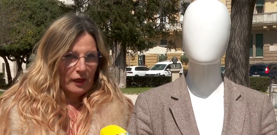 Došla je iz izloga zatvorene trgovine, branila se šutnjom, organizatori kažu: ‘Brešan i Smoje imali bi što reći’