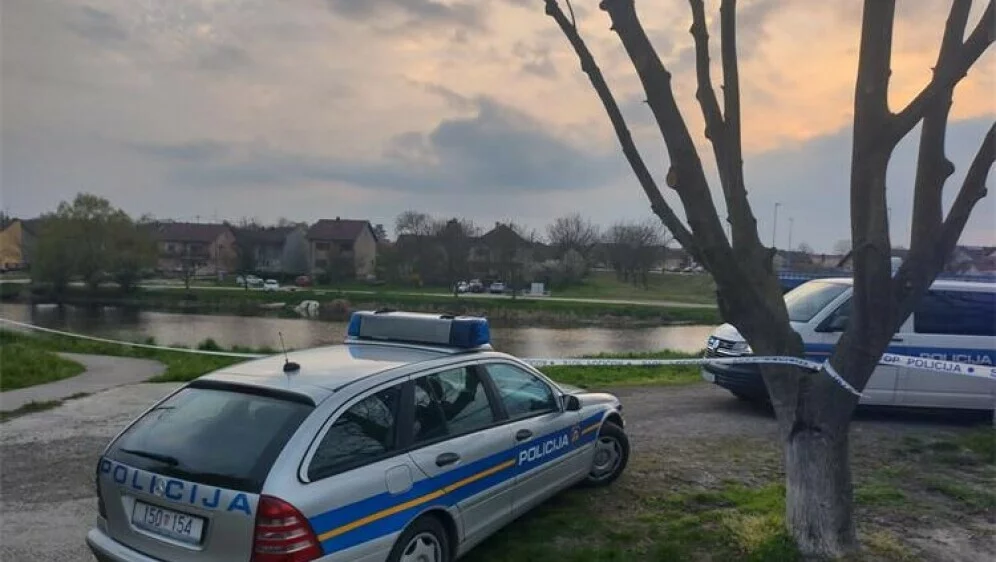 U automobilu u Bosutu pronađena mrtva žena