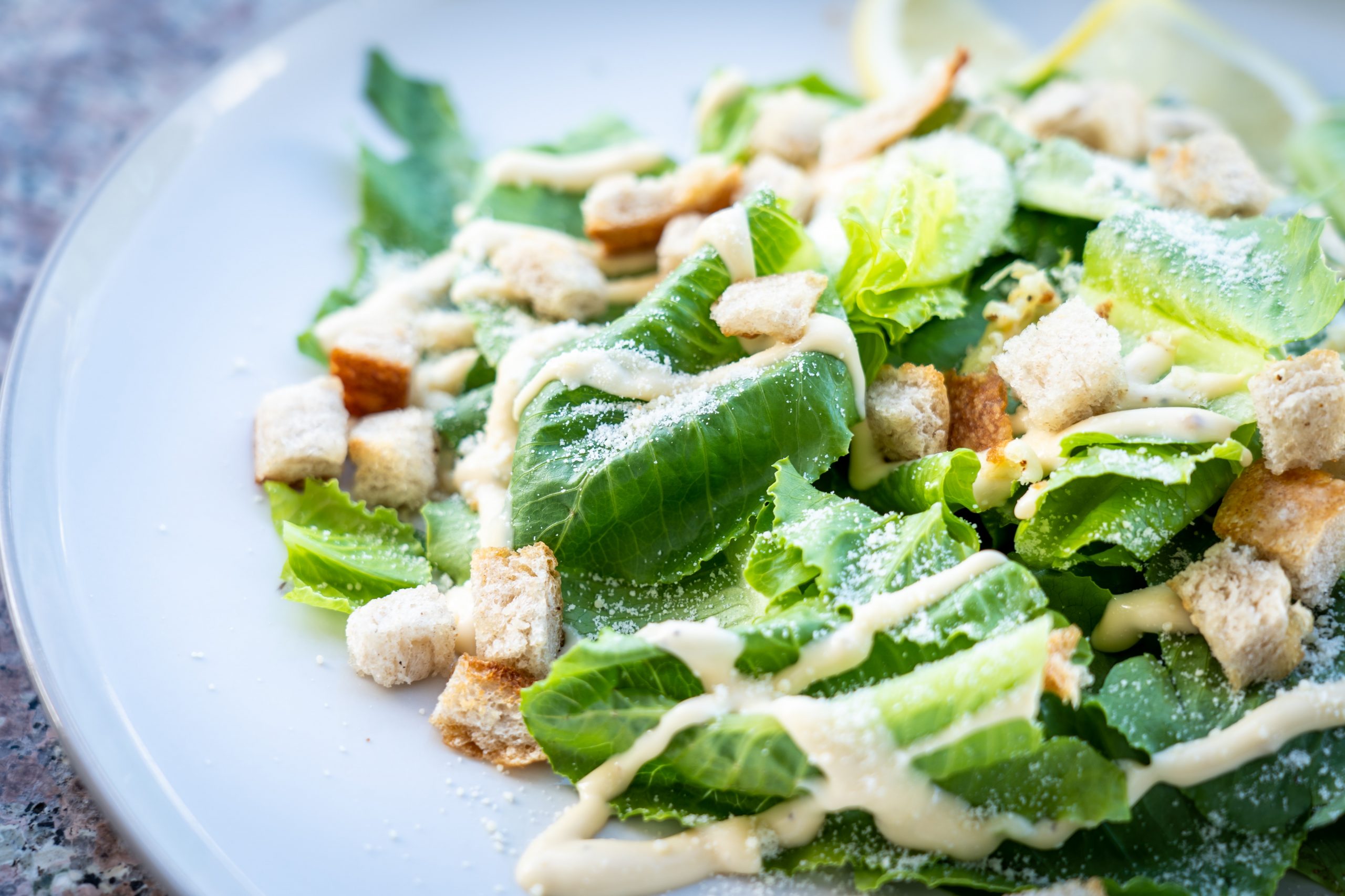 Recept: Najpoznatija salata na svijetu uopće ne sadrži meso i nastala je kada je chefu ponestalo namirnica za pripremu drugog jela