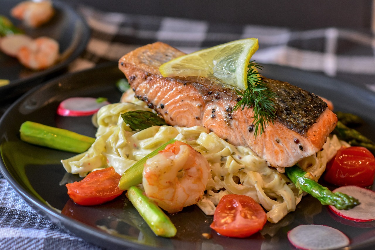 Recept: Fettuccine sa šparogama i dimljenim lososom