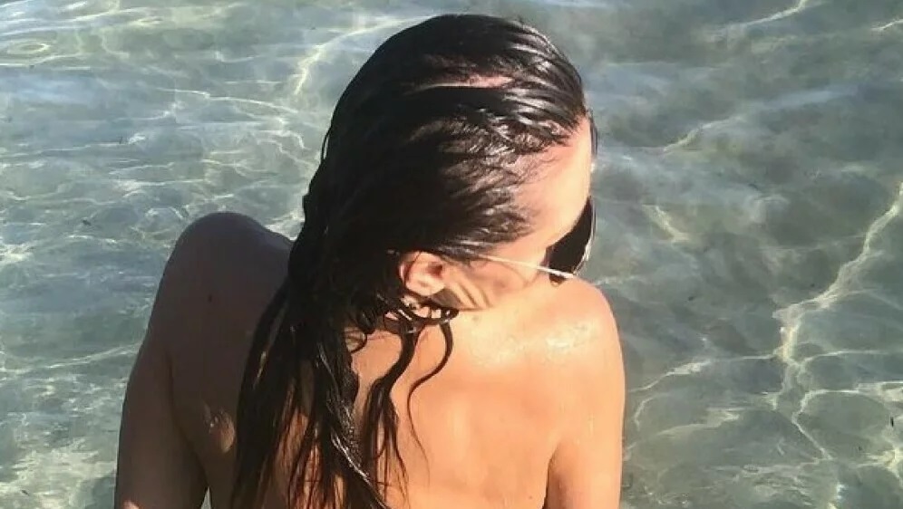 Naša bivša televizijska voditeljica brčkala se u plićaku za nekoliko zavodljivih fotografija, ovakvu formu dobila je zbog posebnog režima treniranja!