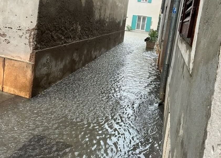 VIDEO Jako nevrijeme pogodilo Sloveniju, tuča veličine jajeta, poplavljene ceste