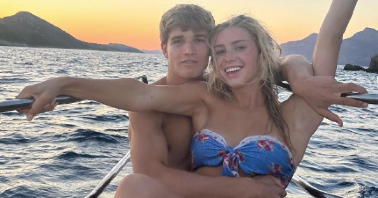 Fotografije novog heroja Poljuda pravi su hit! Uživa u društvu prezgodne prijateljice na jadranskoj obali