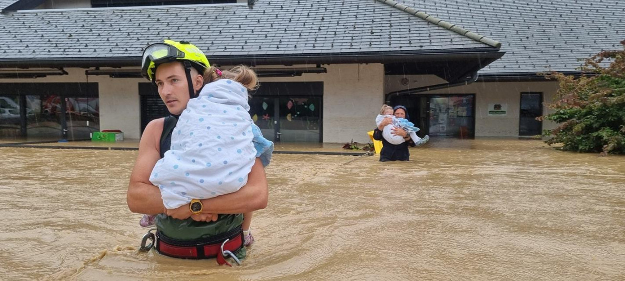 Slovenski vatrogasci iz poplavljenog vrtića spasili 22 djece: ‘Hvala momci, ovaj dječak na fotografiji je moj‘