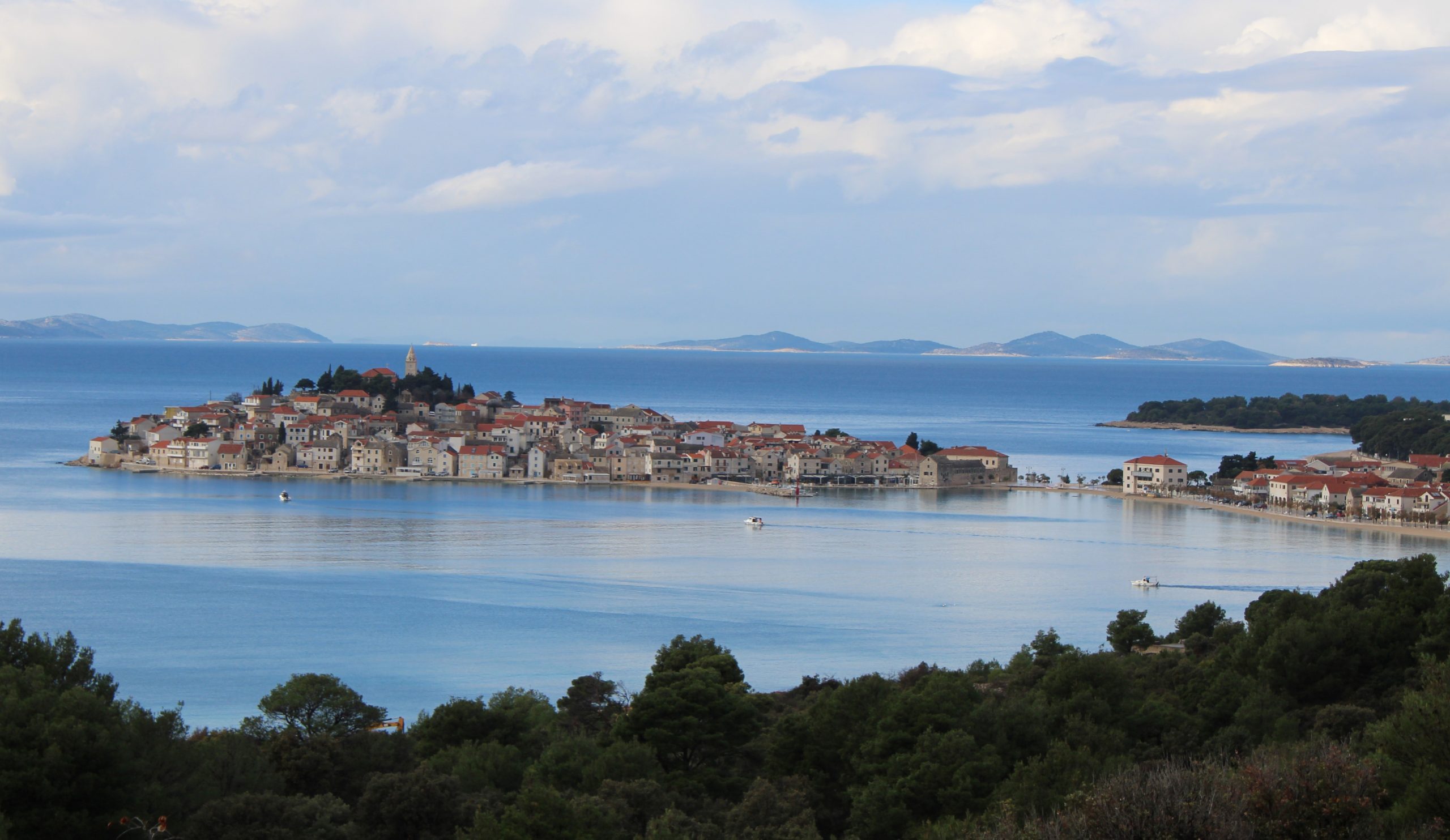 Zbog četničkih pjesama u Kninu priveden 63-godišnjak: Objavio snimku nastupa u uniformi ‘nepostojeće tvorevine’